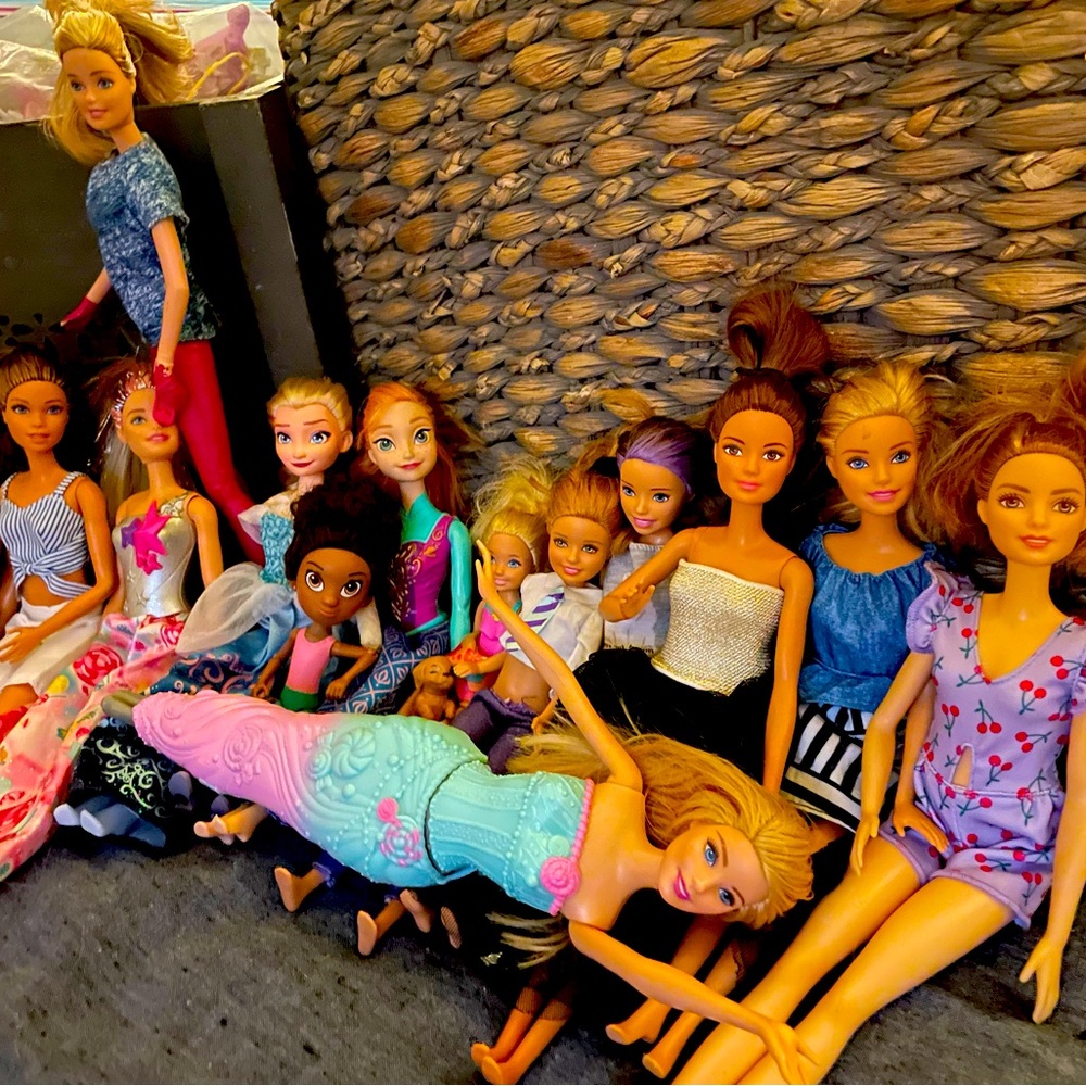 12 barbies, Barbie cloths and accessories, horse, carriage, glamper, truck